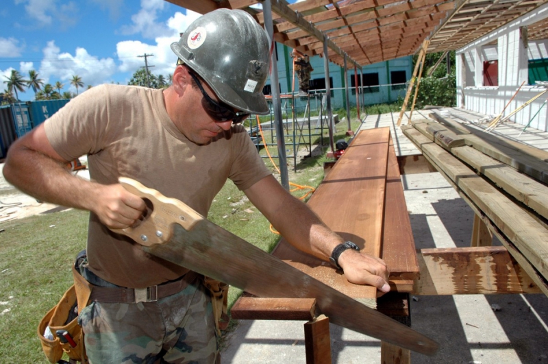 menuisier-AIGUINES-min_worker_construction_building_carpenter_male_job_build_helmet-893290